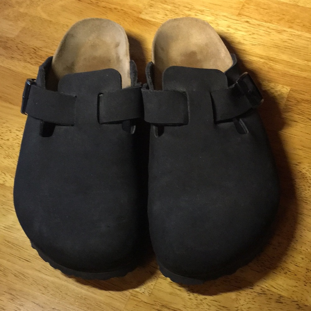 BIRKI’S Black Suede Leather Clogs